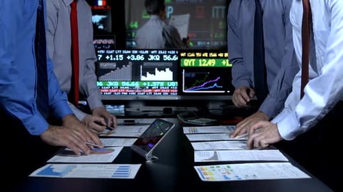 Finanzhändler, die in modernen Büros arbeiten, Statistiken analysieren und den Börsenhandel vorantreiben.