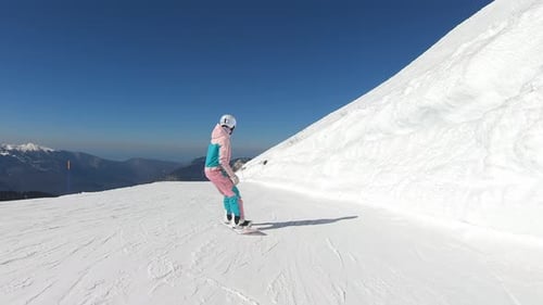 Frau reitet Snowboard in den Bergen Freeride Snowboarderin Mädchen in Sportausrüstung reitet Schnee