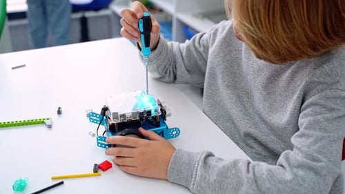 Robotik-Programmierkurs für Kinder konstruieren Mbot-Schraubenzieher und Coderoboter STEM-Unterricht mit