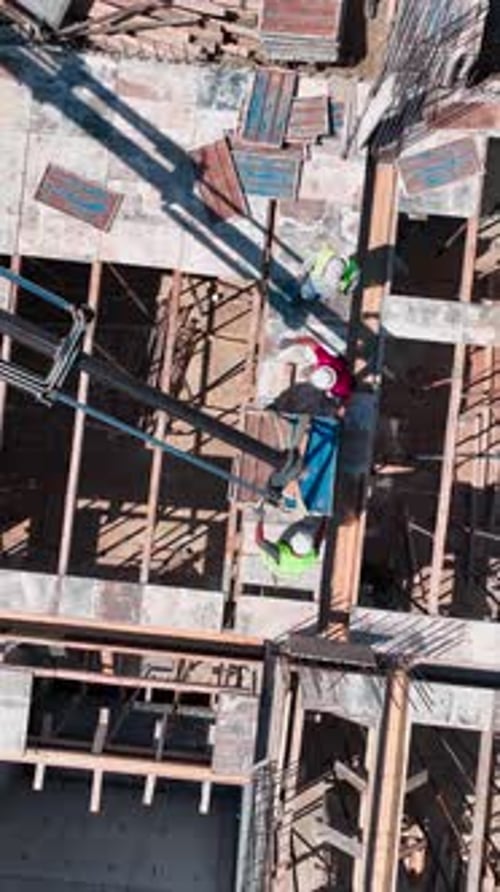 Vertikales Video Die Vorbereitung des Betongießens durch Bauherren und Ingenieure sorgt für hochwertige Häuser auf der