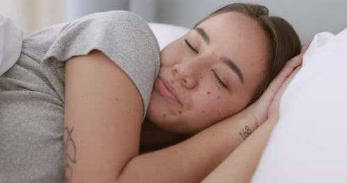 Femme joyeuse, timide et enjouée pour un blog ou des souvenirs tout en dormant paisiblement dans son lit