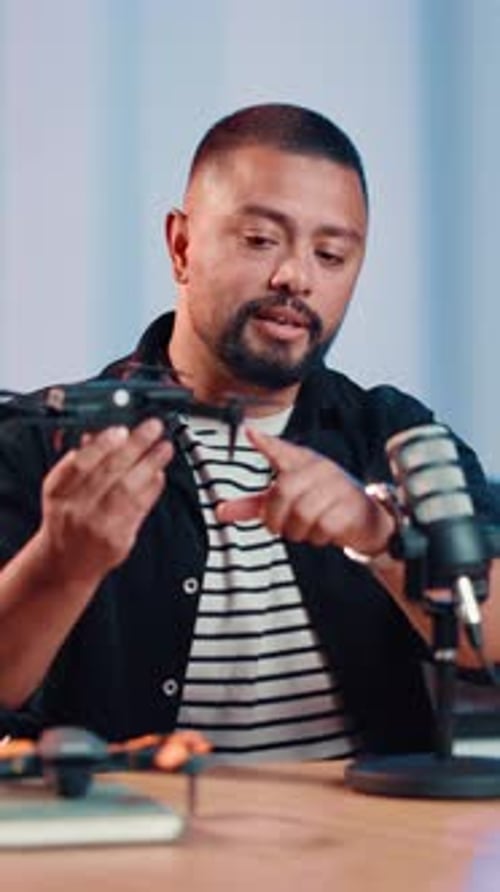 Mann, Podcast und Influencer im Tonstudio mit Drohne, Technik und Produktbewertung für Webshow
