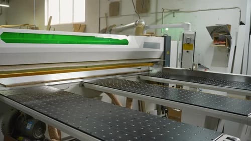 Moderne CNC-Plattensägemaschine in der Holzwerkstatt