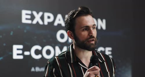 Empresario, presentación o discurso con pantalla de proyector en un seminario para expansión o comercio electrónico