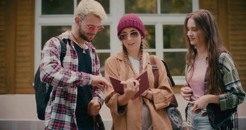 Amigos leyendo un libro en frente del edificio