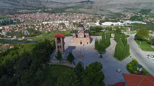 Vídeo aéreo de la ciudad de Trebinje y del monasterio de Hercegovačka Gračanica en Trebinje (Bosnia) y