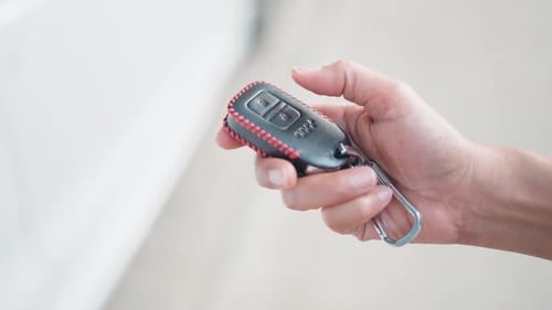 Locking and unlocking the car with the remote key When the car key button is pressed, the light will