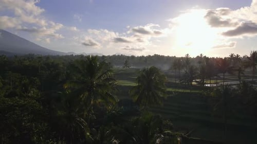 Foto aérea incrível da bela paisagem natural em West Nusa Tenggara durante o pôr do sol, Lombok.