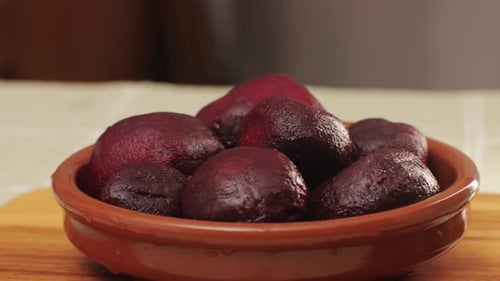 Rohe geschälte Gemüserübe in einem Teller auf einem Holztisch, Nahaufnahme, Zubereitung von rohem Gemüse, Lebensmitteln zum Kochen