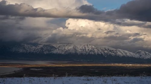 Timelapse de nuages d'orage se déplaçant au-dessus des montagnes enneigées