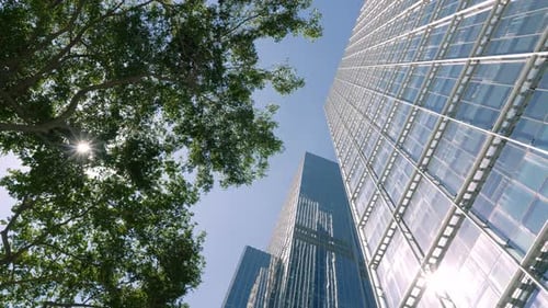 Panorama des bâtiments Commerciaux et ciel nuageux.