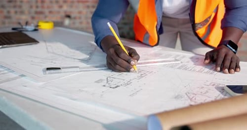 Mains, homme et architecte écrivant avec document, dessin et plan pour la structure du bâtiment