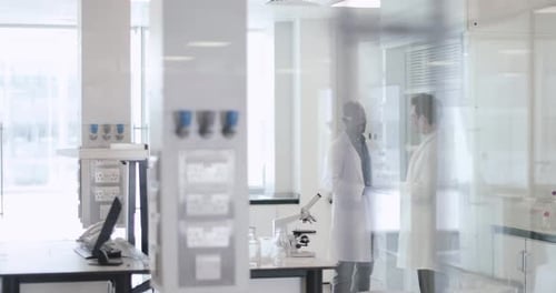 Wissenschaftler arbeiten zusammen in einem Labor
