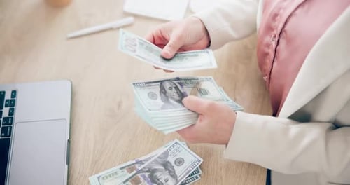 Деловой человек, считающий наличные деньги для получения прибыли и бонуса