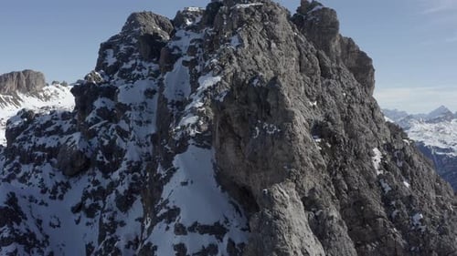 Vol aérien au-dessus des magnifiques Alpes