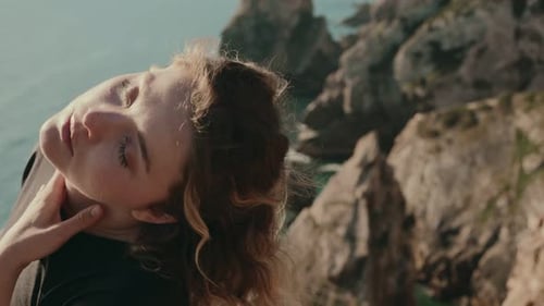 Femme dansant passionnément au bord de la falaise