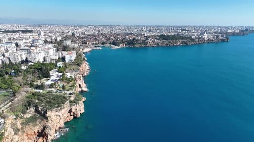 Costa y acantilados de la ciudad de Antalya