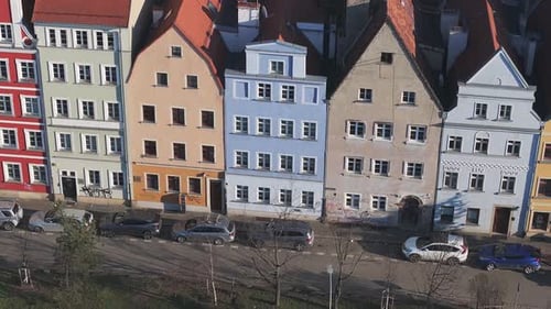 Vista aérea de calles históricas y edificios coloridos en Wroclaw