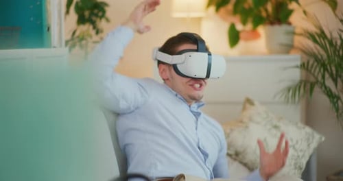 Verängstigter Mann in VR