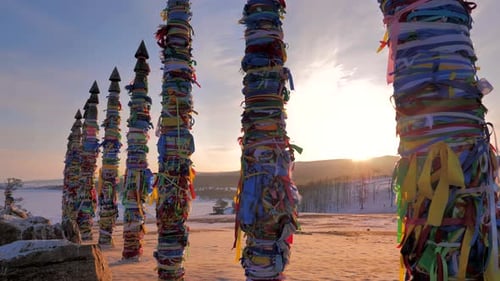 Pilares rituais sagrados com fitas coloridas no Cabo Burkhan, Ilha Olkhon, Lago Baikal, ao amanhecer em