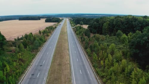 Longue route en béton à deux voies avec circulation en zone rurale