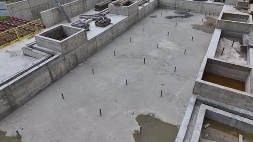 Luftvideo Beton wird von Arbeitern bei der Vorbereitung eines neuen Hochhauses gegossen und nivelliert