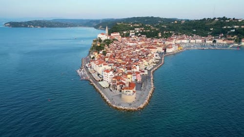 Luftaufnahme der Stadt Piran Herrliche Sommerszene der slowenischen Adriaküste