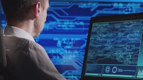 Arbeitsplatz eines Ingenieurs, der einen Mikrochip entwickelt. Professioneller Programmierer arbeitet an modernen Technologien