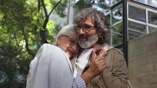 l'amour existe dans un couple mature qui s'embrasse le jour de la Saint-Valentin en souriant