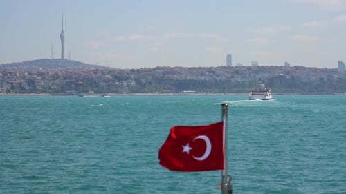 Die
türkische Flagge weht stolz, als sie das Goldene Horn in Istanbul überquert. In einer dynamischen Aufnahme aufgenommen,