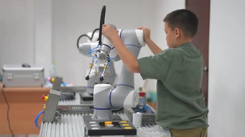 Divers écoliers travaillent sur les technologies robotiques dans le cadre d'une classe de STEM.