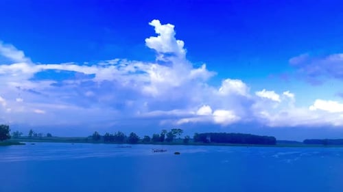 hermosas nubes blancas sobre el lago