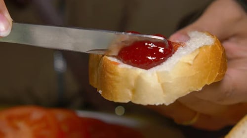Preparando uma deliciosa fatia de pão com geléia