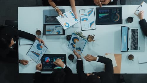 Blick von oben auf Geschäftsleute, die über Finanzstrategien diskutieren. Direktion.