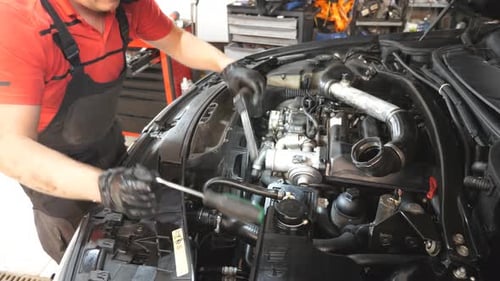 Mechaniker führt eine Autowartung im Autoservice durch