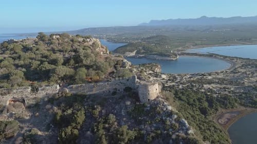 Dévoilement du château perché sur une colline surplombant la plage de Voidokilia