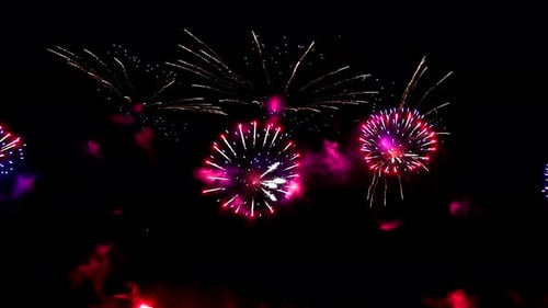 Echtes Feuerwerk, Nahaufnahme auf tiefschwarzem Hintergrund, Himmel auf Feuerwerk, Festival vor der Neujahrsparty 2023