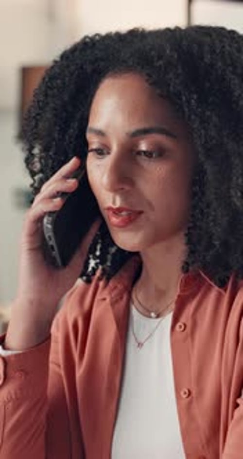 Empresa, llamada telefónica y mujer en el espacio de trabajo, comunicación y contacto con la redacción