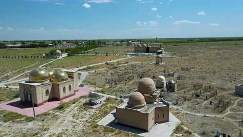 Complexe funéraire du mausolée d'Arystan Bab près de Kogam au Kazakhstan. aérien latéral
