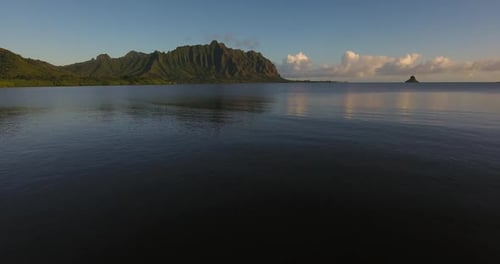 Ampla antena, pôr do sol ao longo da costa do Havaí