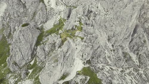 Vue aérienne aérienne des montagnes alpines 11er (Stubai, Autriche). Formations rocheuses avec de l'herbe et une randonnée