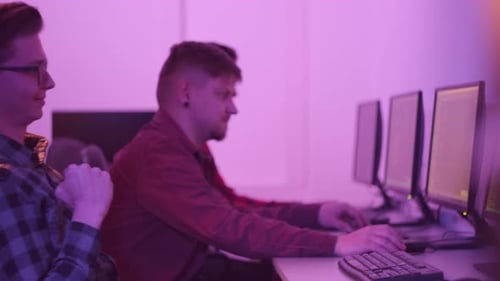 Tres programadores adultos están felices de ganar