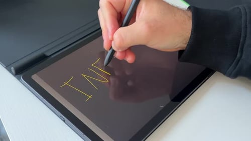 Inflation auf dem Tablet-Bildschirm: Wirtschaftlicher Druck und steigende Preise — Konzept