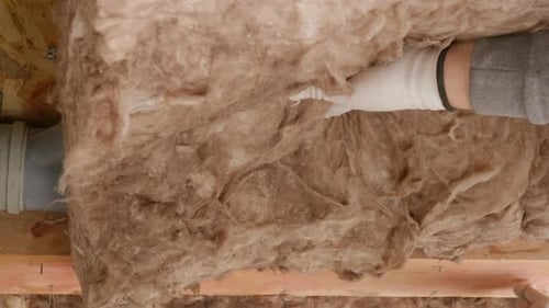 Covering pipes with insulation