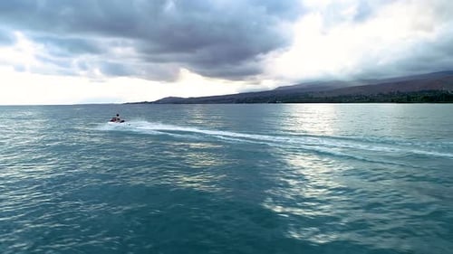 Frau fährt Jetski im See