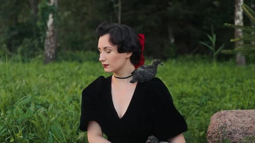 Uma mulher elegante cercada por uma natureza deslumbrante com um pássaro belíssimo empoleirado