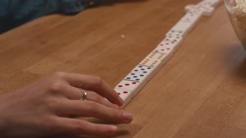 Colocando a telha na linha enquanto joga dominó