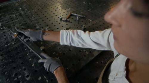 Arbeiterin bei der Herstellung von Metallkonstruktionen