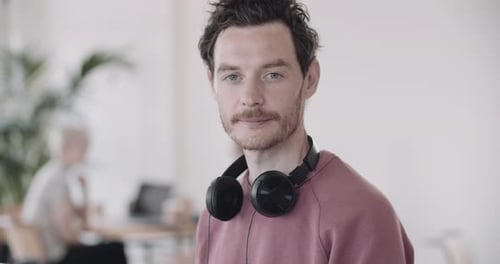 Portrait d'un homme indépendant travaillant dans un espace de coworking