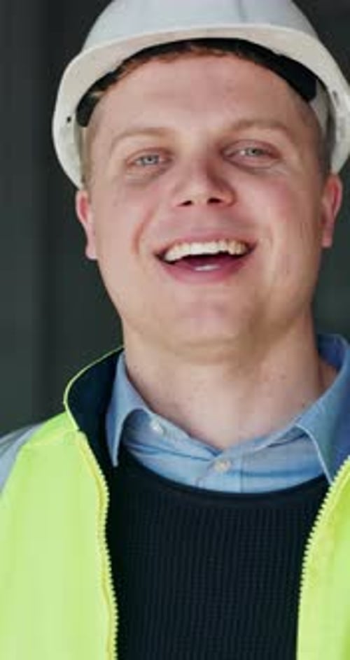 Construcción, cara o hombre en obra con felicidad, orgullo y experiencia como obrero industrial
